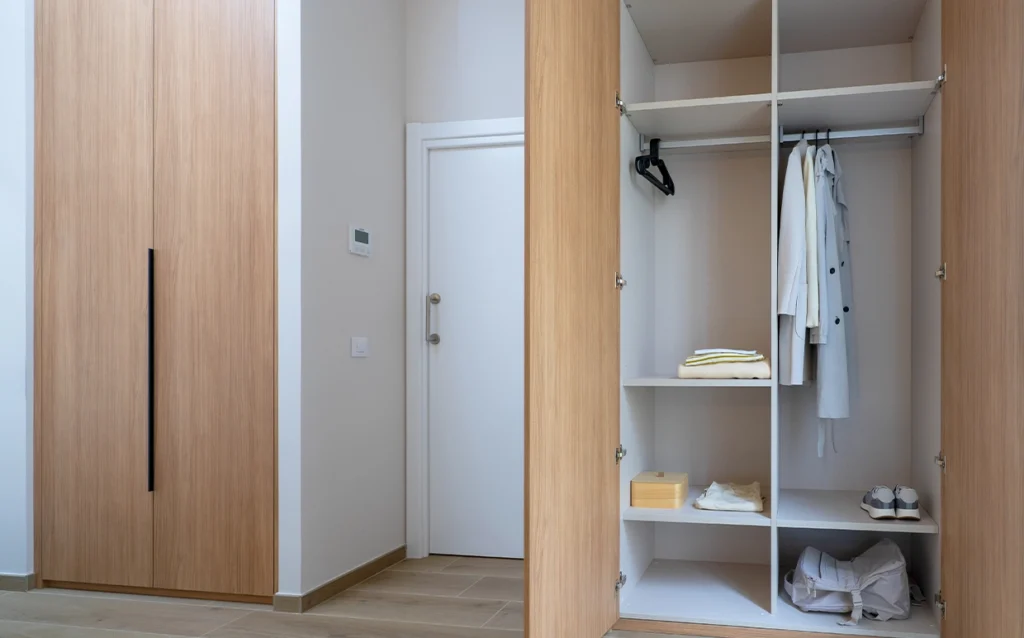 Armario abierto con almacenaje en apartamento en Vitoria-Gasteiz