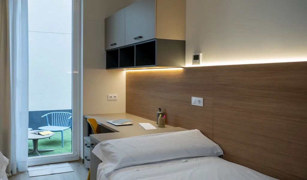 Dormitorio con cocina integrada en co-estudio en Vitoria-Gasteiz