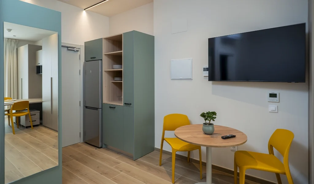 Zona de televisión y comedor en co-estudio en Vitoria-Gasteiz
